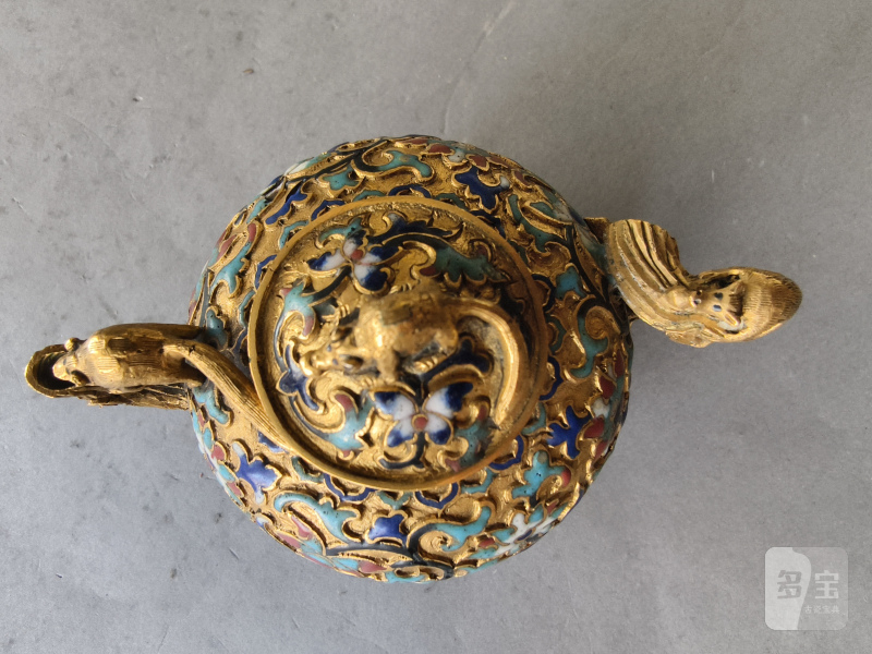 A fine gilt-bronze wine or teapot with champlevé decoration of lotus and foliage, the cover with a squirrel as knob - 图14